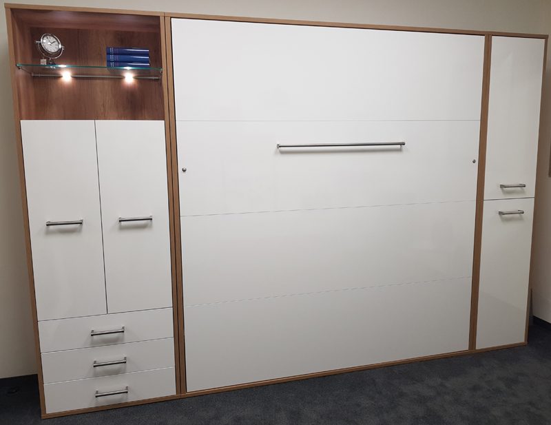 Schrankklappbett – Modell Invento – in Country Oak Dekor/Glas weiß
